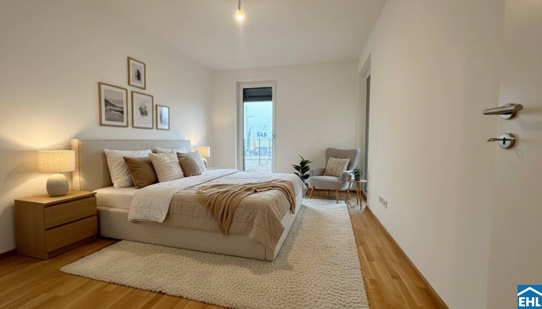 Helles Schlafzimmer mit modernem Bett, Holzboden und einem Fenster mit Blick nach draußen.