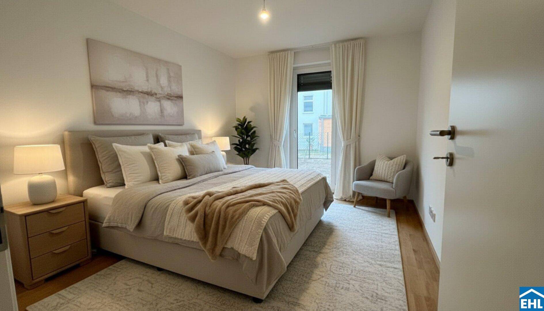 Gemütliches Schlafzimmer mit Doppelbett, Nachttischen und einem Fenster mit Vorhängen.