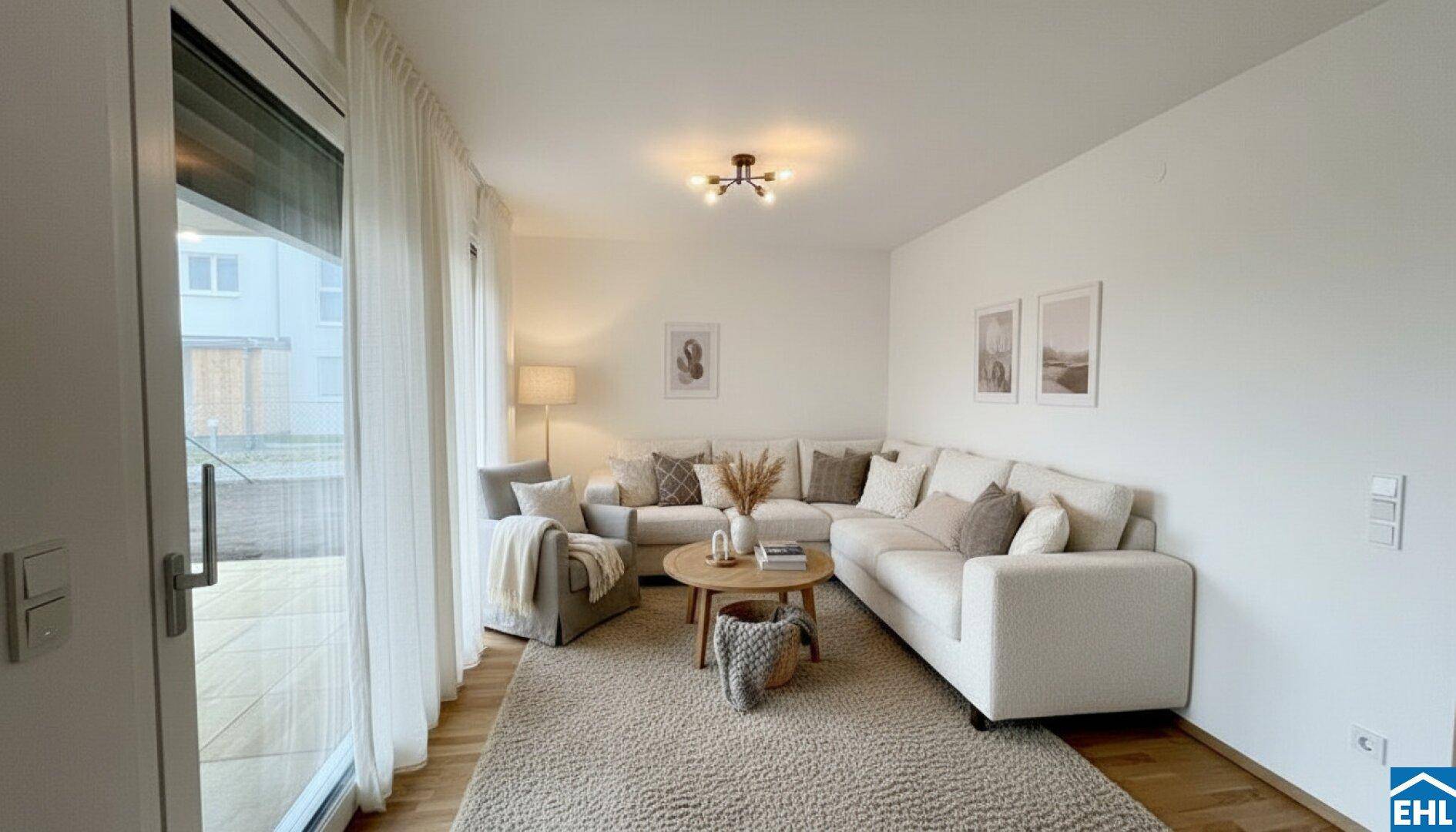 Geräumiges Wohnzimmer mit großem Ecksofa, Holzboden und Zugang zu einem Außenbereich.