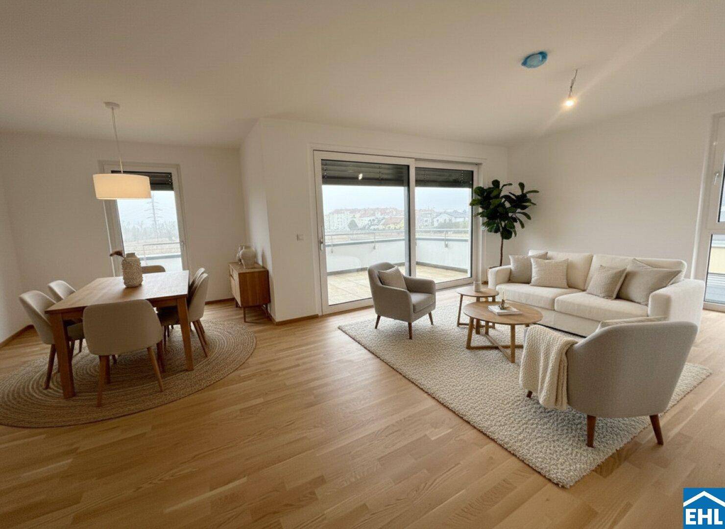Heller Wohn- und Essbereich mit Holzboden, großem Esstisch und Zugang zu einer Terrasse.