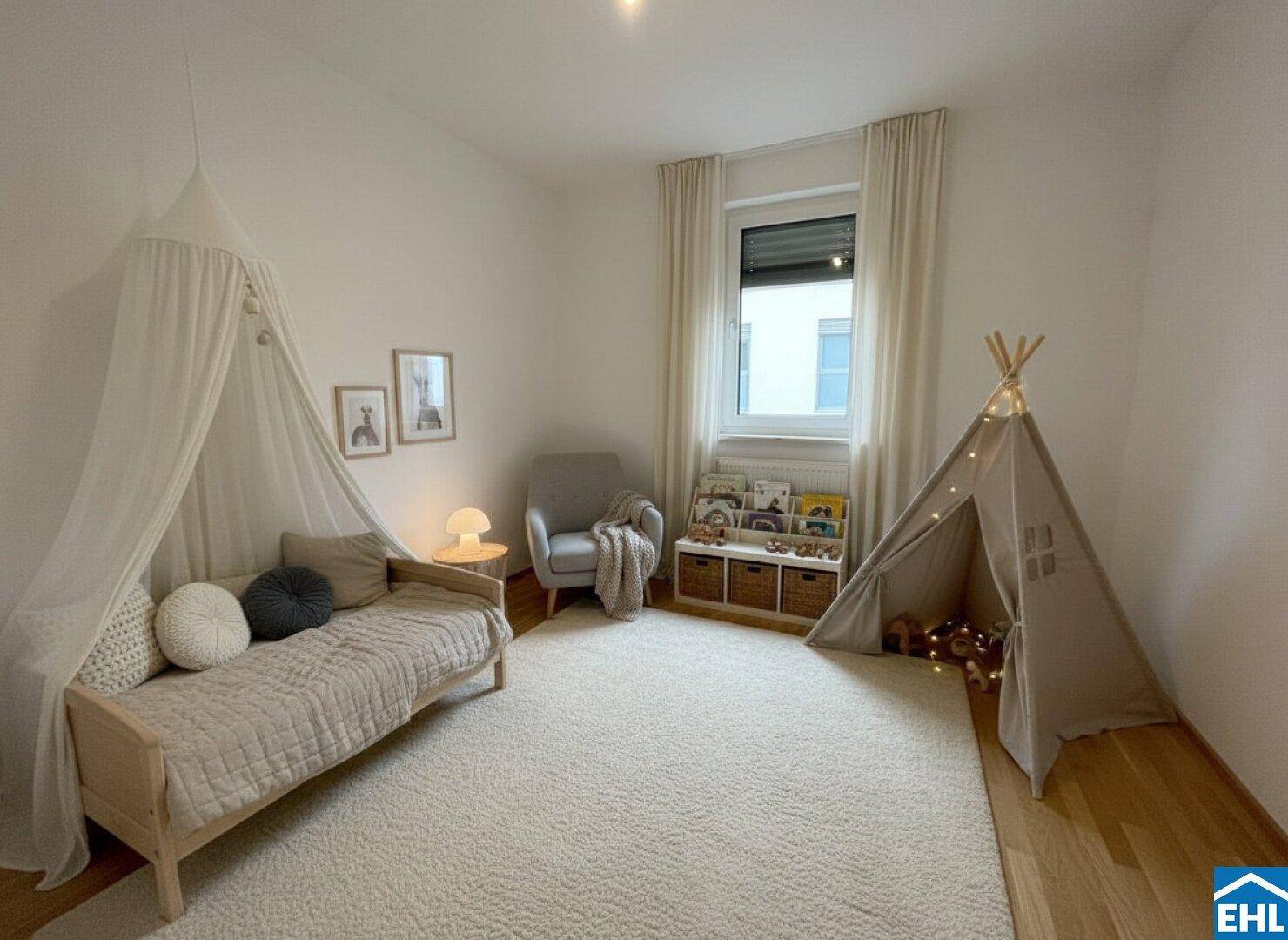 Freundliches Kinderzimmer mit Teppichboden, Tagesbett und Spielzelt, ideal für kleine Bewohner.