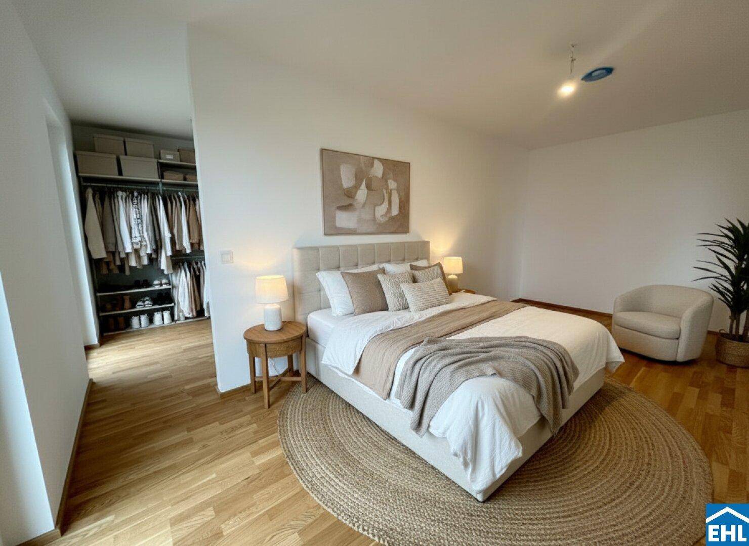 Geräumiges Schlafzimmer mit Holzboden und offenem Zugang zu einem begehbaren Kleiderschrank.