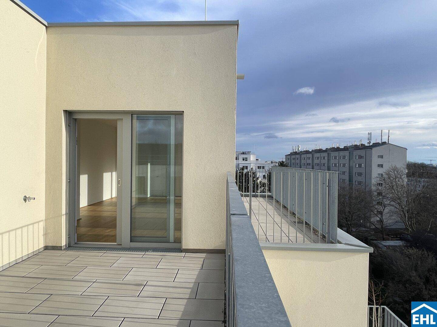 Zugang zur Dachterrasse von einem Innenraum, mit Blick auf die umliegende Stadtlandschaft.