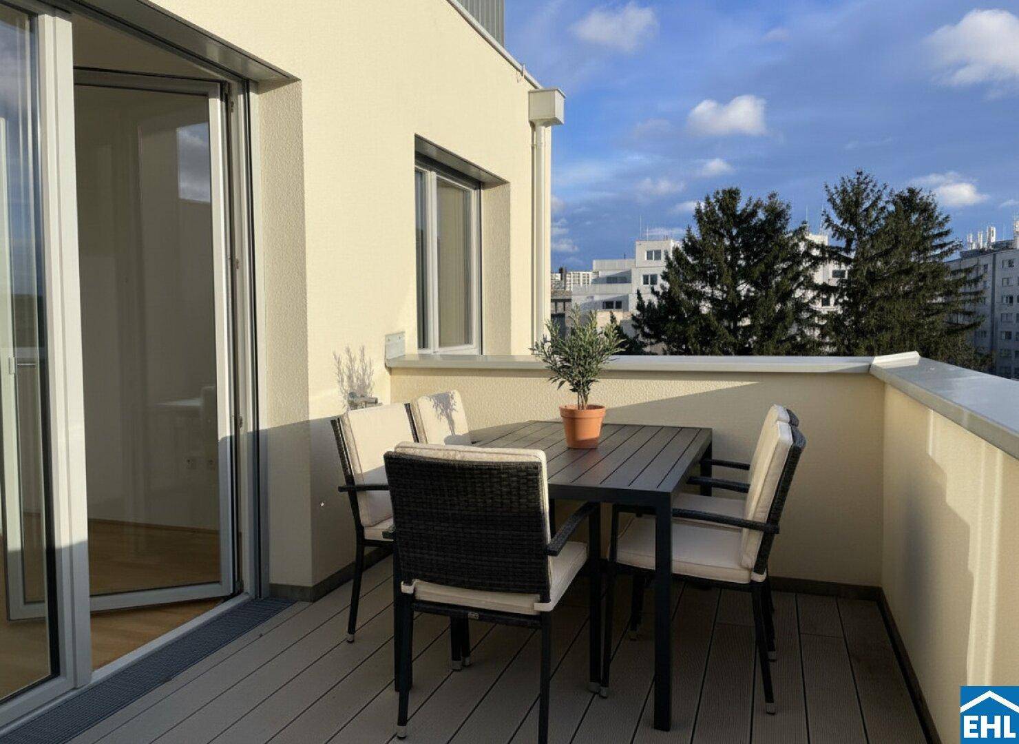 Möblierter Balkon mit Esstisch und Stühlen, ideal für Mahlzeiten im Freien mit Stadtblick.