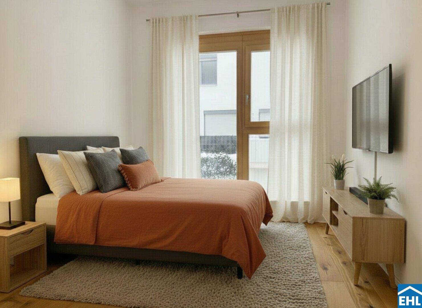 Gemütliches Schlafzimmer mit Doppelbett, Holzboden und großem Fenster mit Vorhängen.