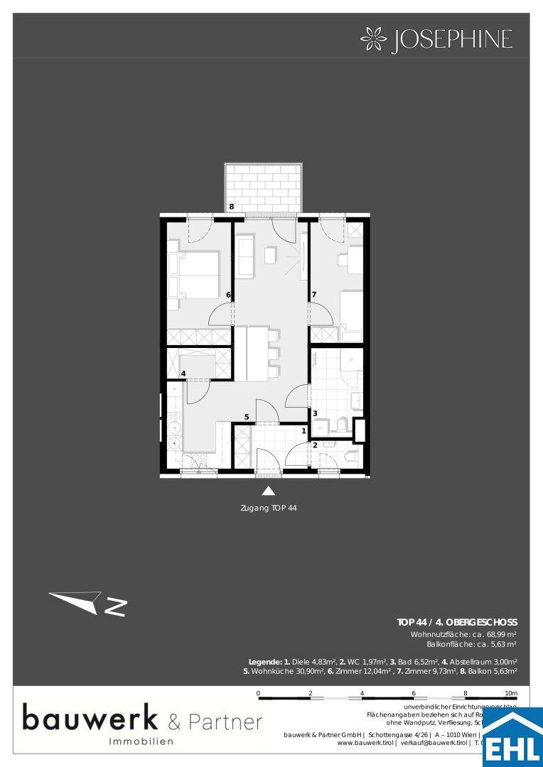 Grundriss des 4. Obergeschosses mit offenem Wohn-Essbereich, zwei Bädern und einem Balkon.
