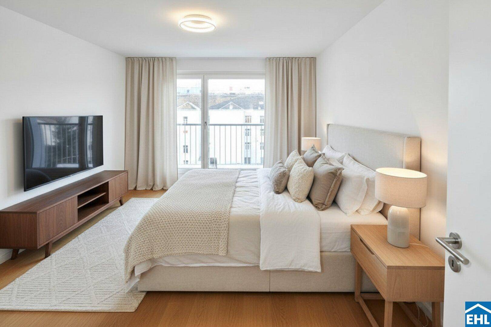 Gemütliches Schlafzimmer mit Holzboden, modernem Bett und direktem Balkonzugang.