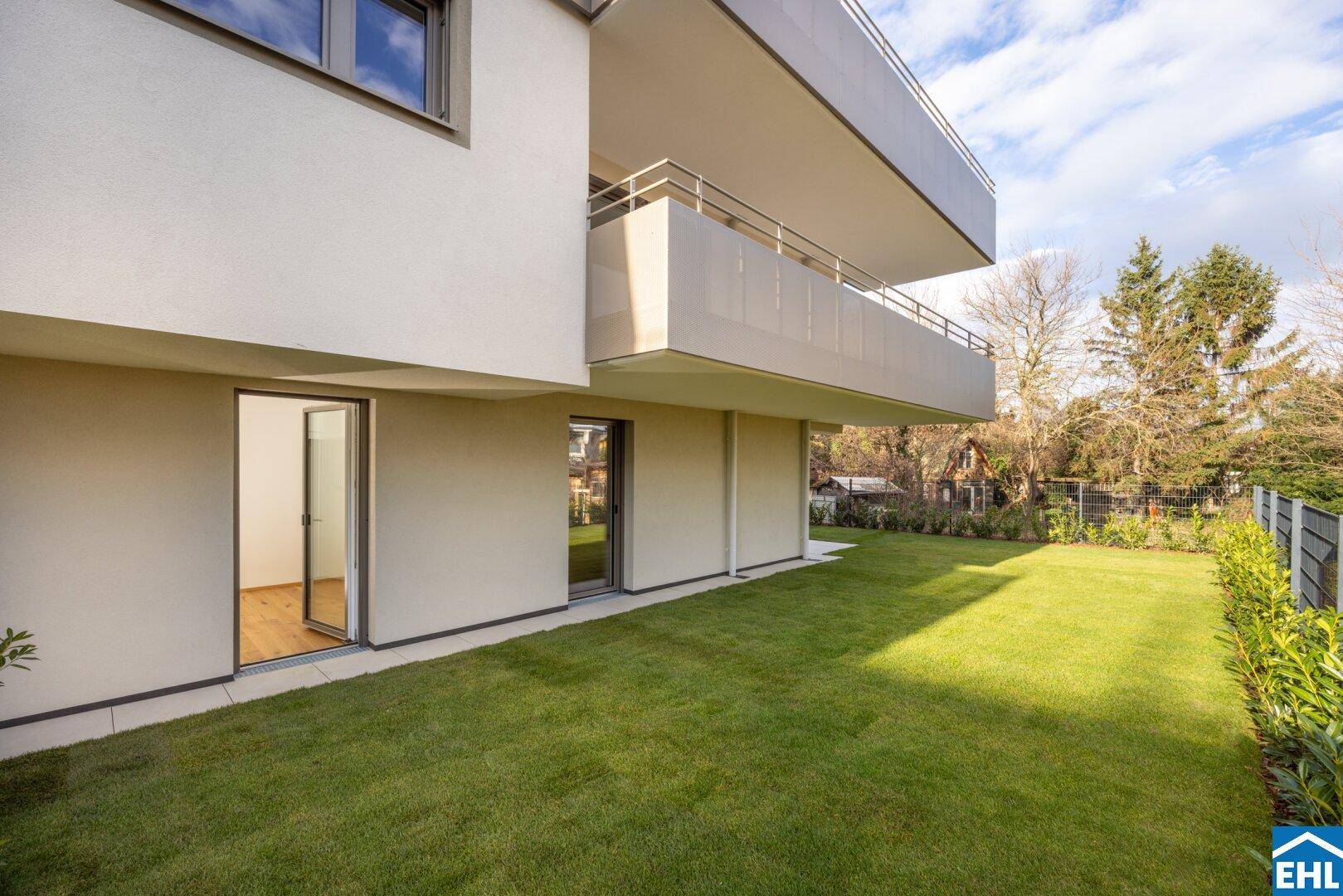 Moderne Wohnanlage mit gepflegtem Rasenbereich und direktem Zugang zu den Erdgeschosswohnungen.