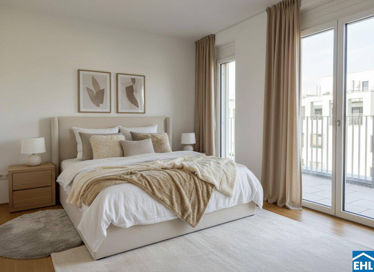 Elegantes Schlafzimmer mit Doppelbett, hellem Holzboden und Zugang zu einem französischen Balkon.