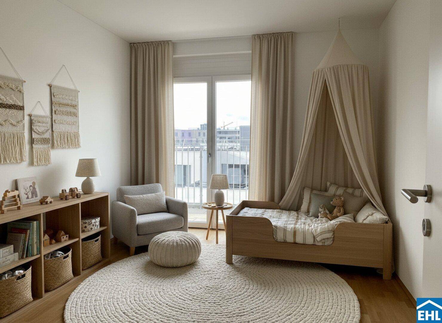 Freundliches Kinderzimmer mit Holzboden, hellem Mobiliar und Zugang zu einem französischen Balkon.