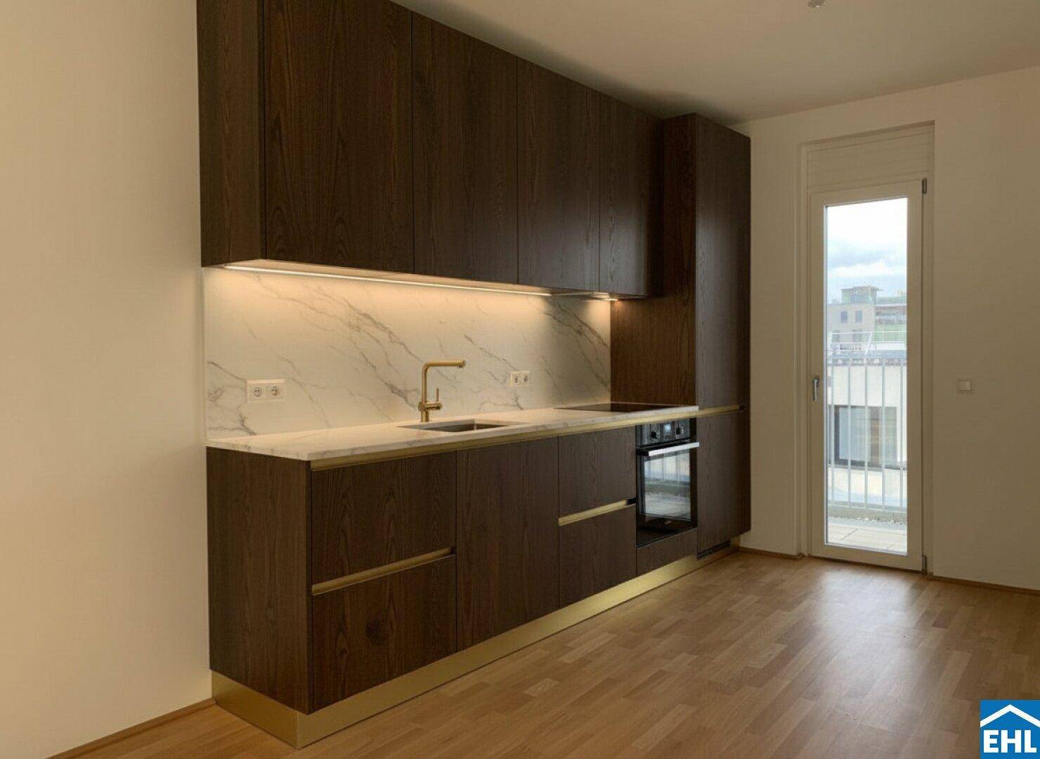 Moderne Einbauküche mit dunklen Holzfronten, Marmor-Arbeitsplatte und integrierten Geräten.