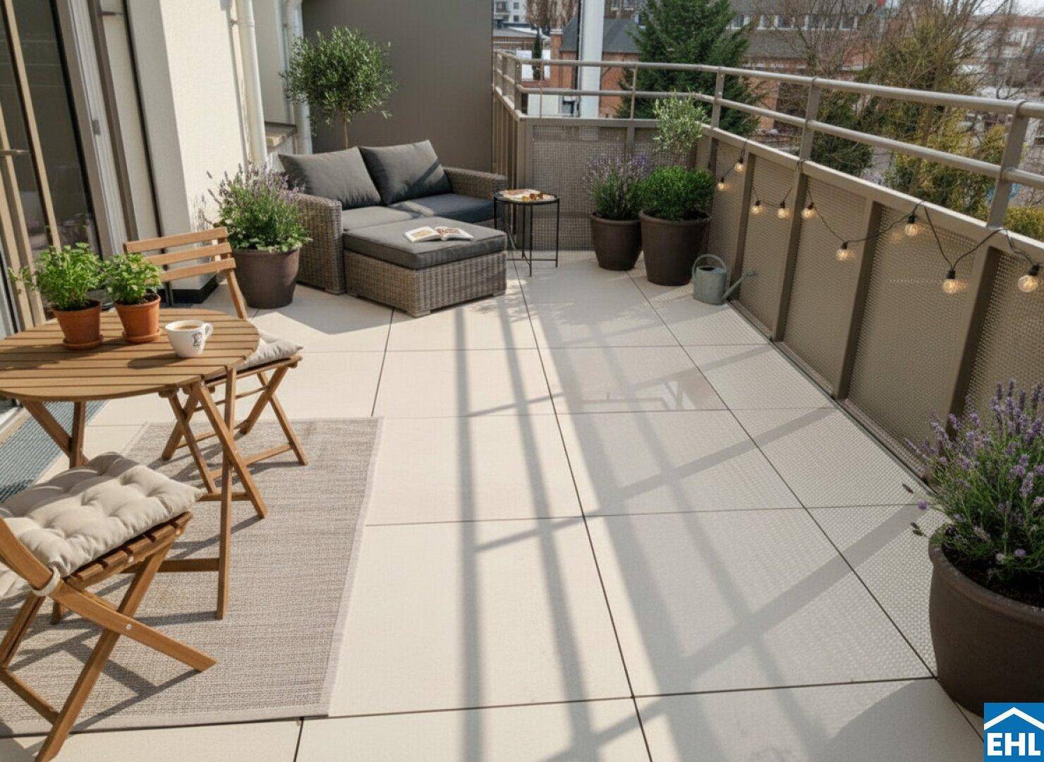 Gemütlicher Balkon mit Sitzgelegenheiten, Pflanzen und Lichterkette, ideal zum Entspannen im Freien.