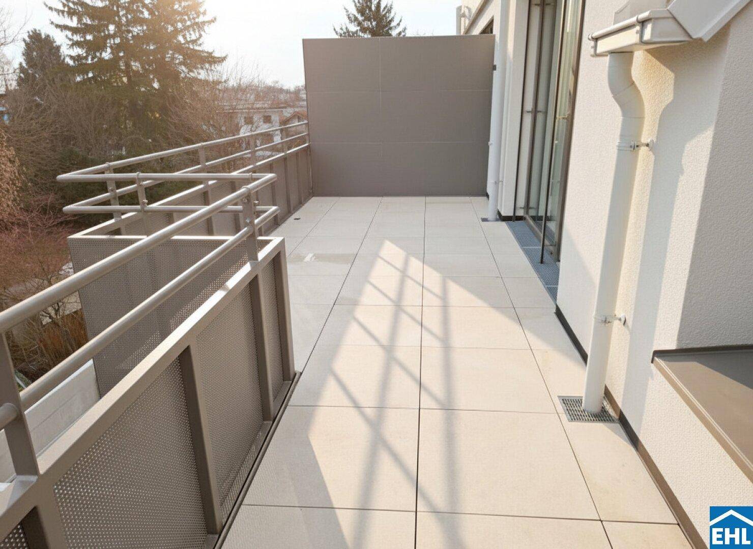 Heller, gefliester Balkon mit Metallgeländer und viel Platz für individuelle Gestaltung.