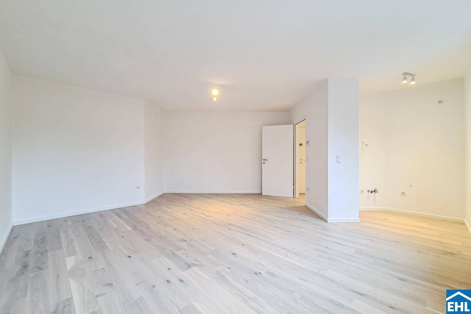 Geräumiger, heller Raum mit hellem Parkettboden und weiß gestrichenen Wänden, ideal für Wohnzwecke.