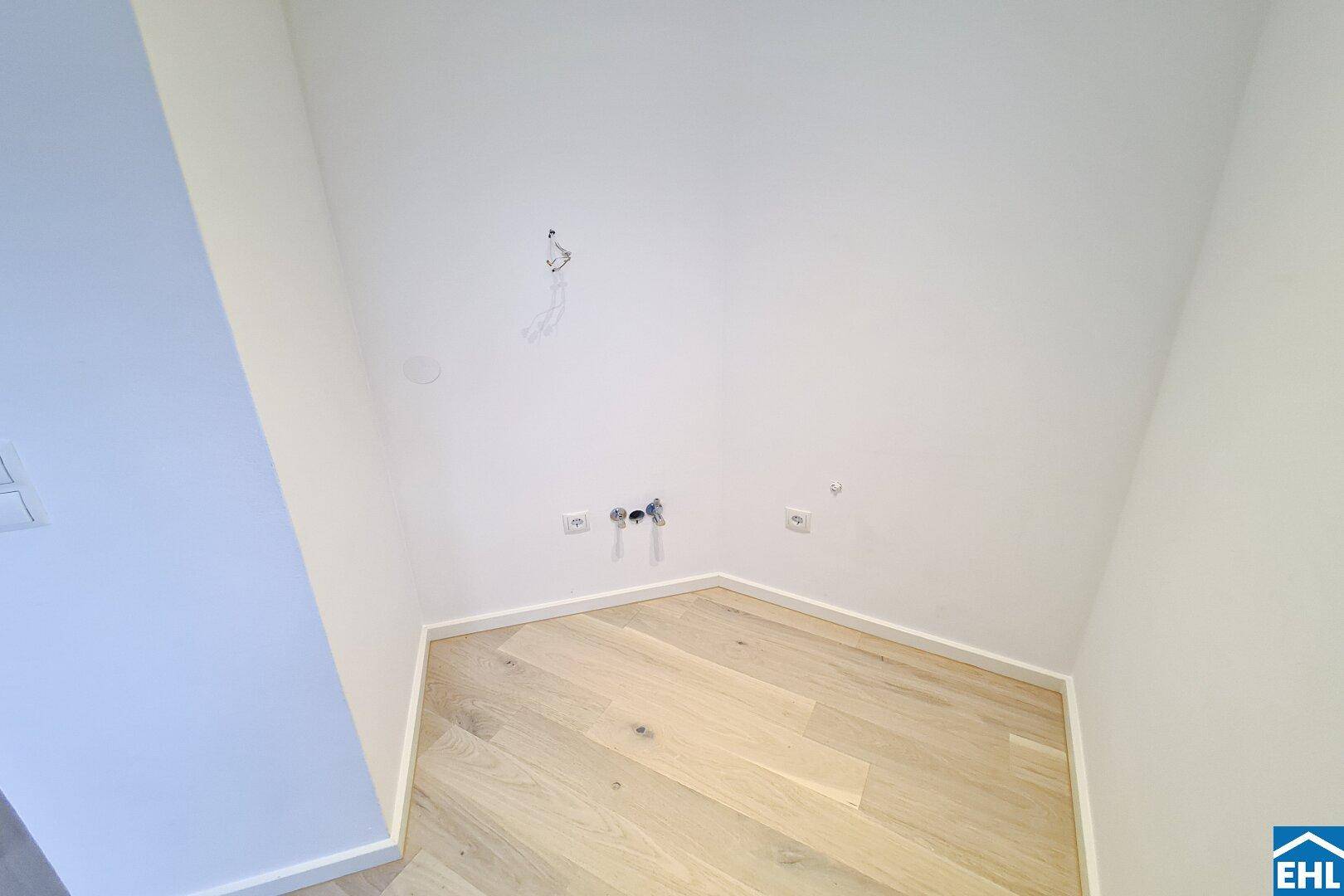 Kleiner, heller Nischenbereich mit Anschlüssen für eine mögliche Küchenzeile oder Abstellraum.
