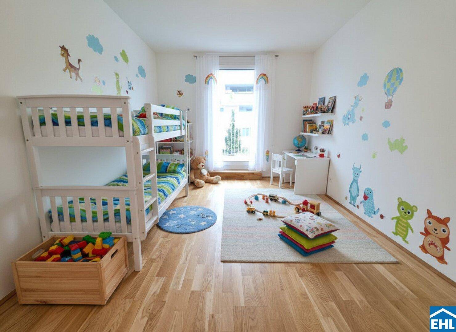 Freundliches Kinderzimmer mit Etagenbett, Spielbereich und bunten Wandstickern, ideal für Geschwister.