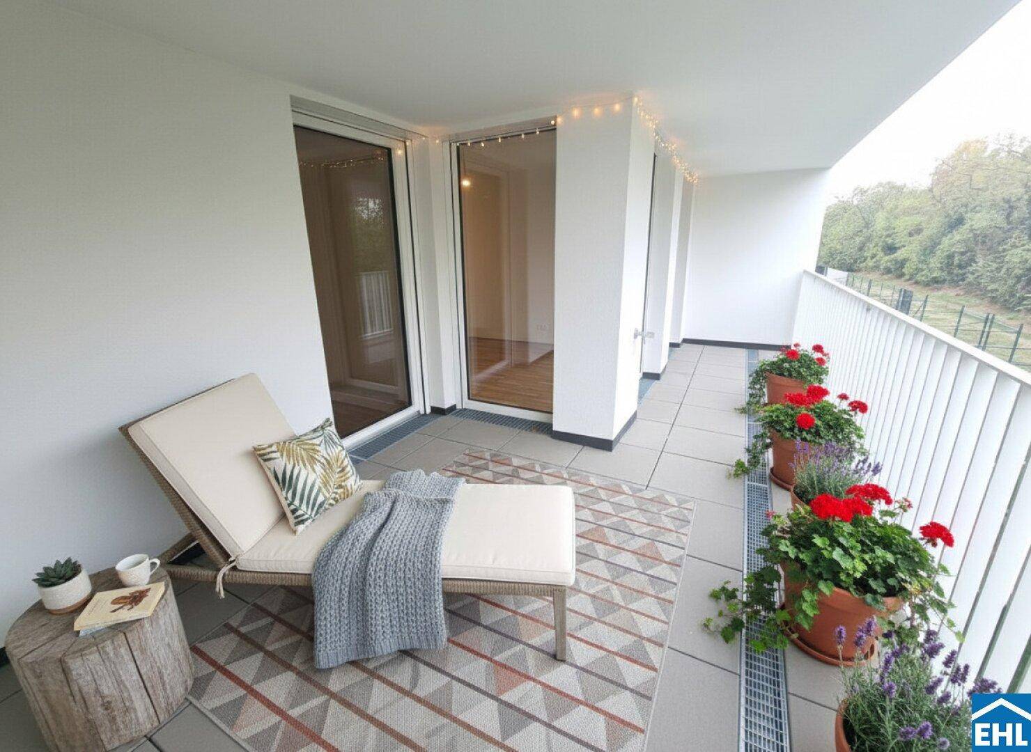 Geräumiger Balkon mit Liegestuhl, Topfpflanzen und einem weiten Blick auf die Natur.