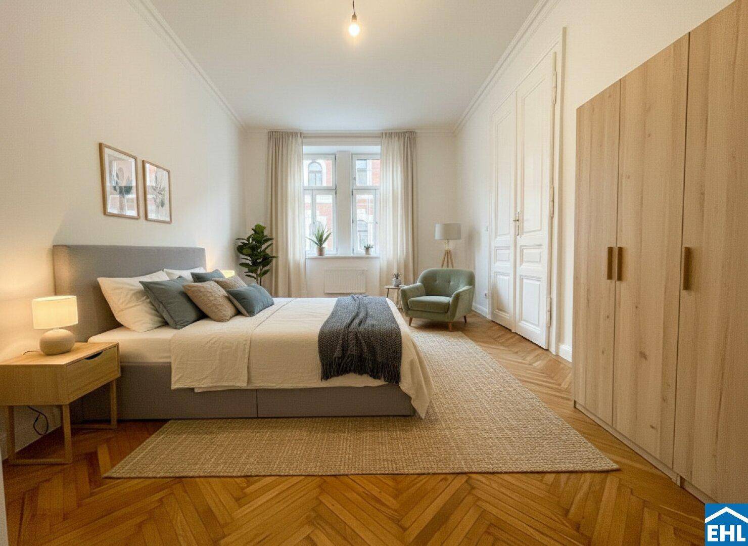 Helles Schlafzimmer mit Holzboden, großem Kleiderschrank und gemütlichem Sessel am Fenster.