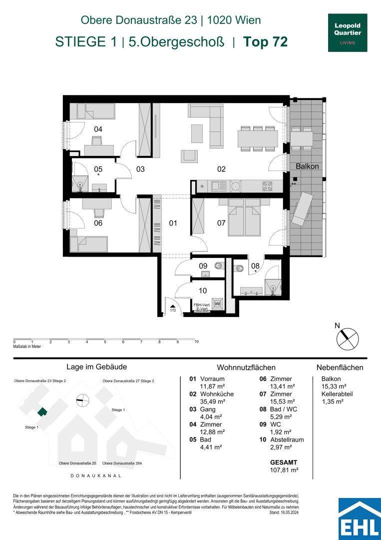 Grundriss einer Wohnung im 5. Obergeschoss mit offenem Wohn-Essbereich, zwei Bädern, separatem WC und Balkon.