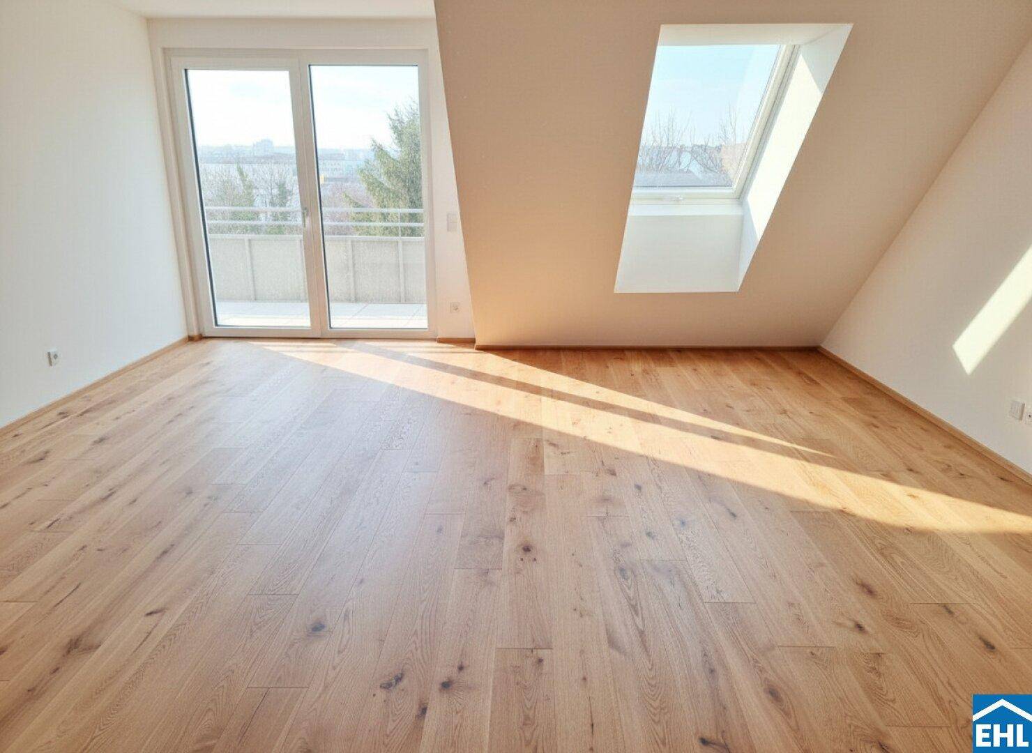 Heller Wohnraum mit Holzboden, Zugang zum Balkon und Dachfenster, ideal für sonnige Tage.