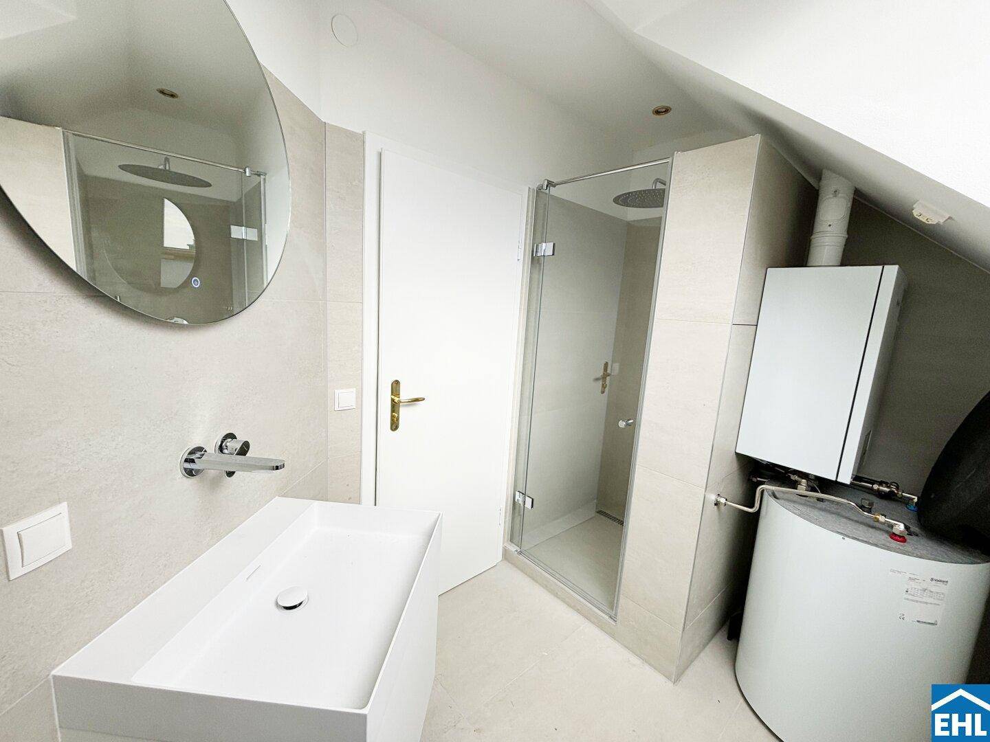 Modernes Badezimmer mit Dusche, Einzelwaschbecken und Warmwasserspeicher im Dachgeschoss.
