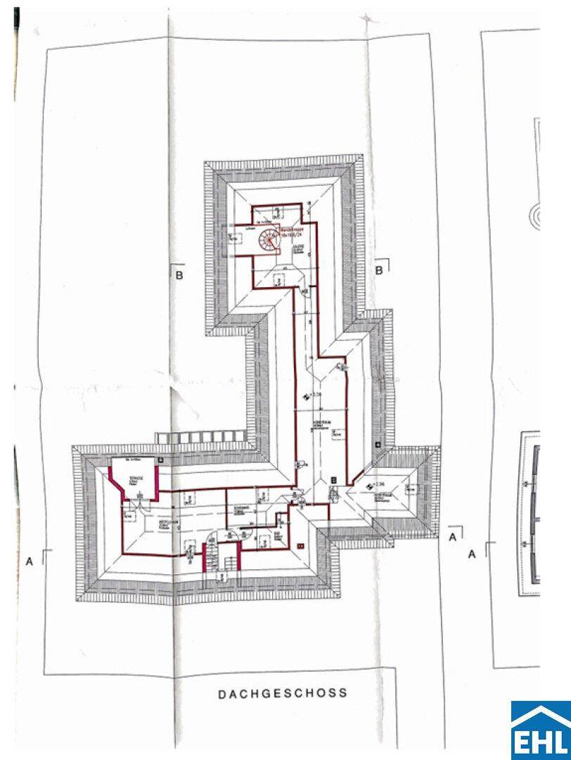 Grundriss des Dachgeschosses mit Schrägen, Treppenaufgang und Balkon.