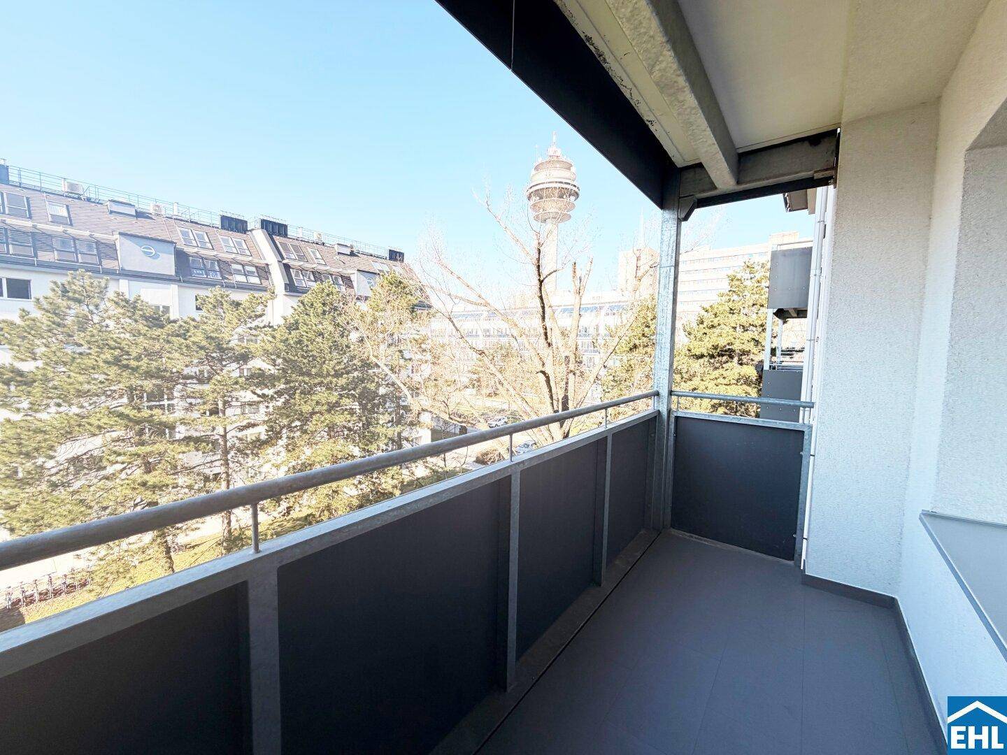 Geräumiger Balkon mit Stadtblick und Aussicht auf den Wiener Donauturm.