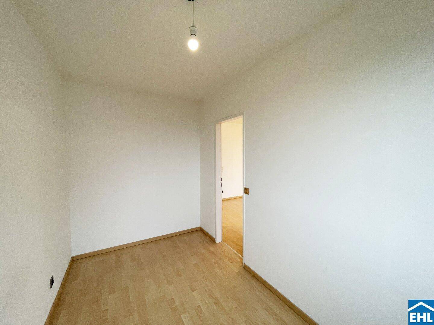 Kleineres, helles Zimmer mit Parkettboden, ideal als Schlaf- oder Arbeitszimmer.