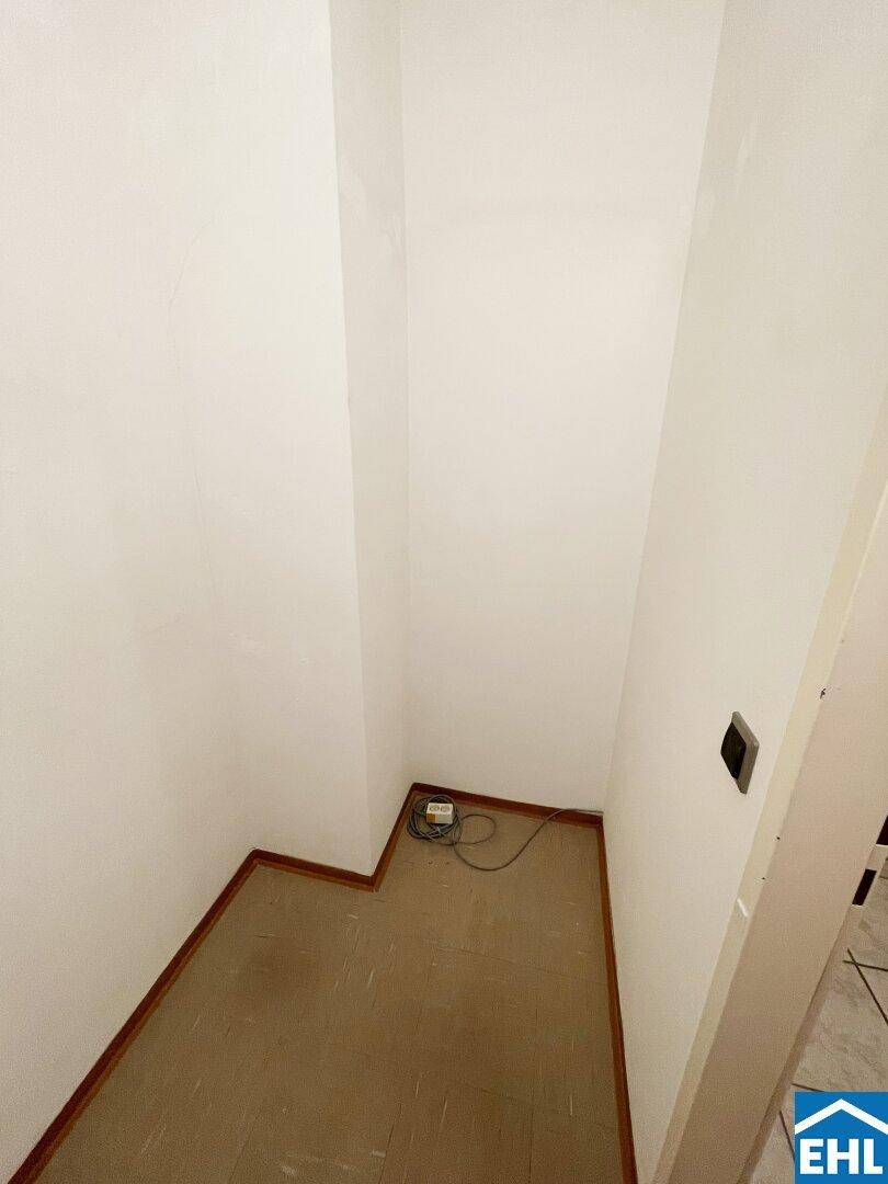 Praktischer Abstellraum mit ausreichend Platz für Haushaltsgegenstände.