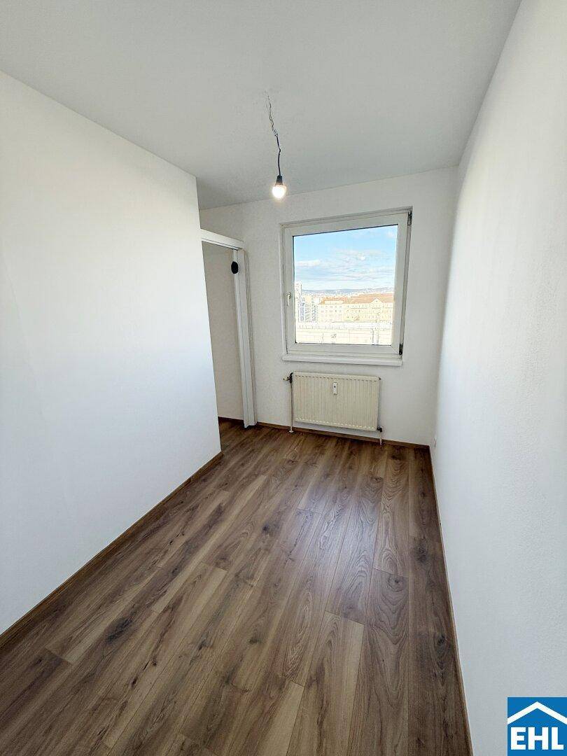 Kleines, helles Zimmer mit Laminatboden und Fenster, geeignet als Schlaf- oder Arbeitszimmer.