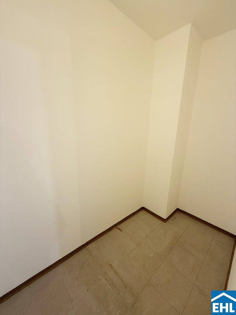 Kleiner Abstellraum mit Fliesenboden und hellen Wänden, ideal für zusätzlichen Stauraum.