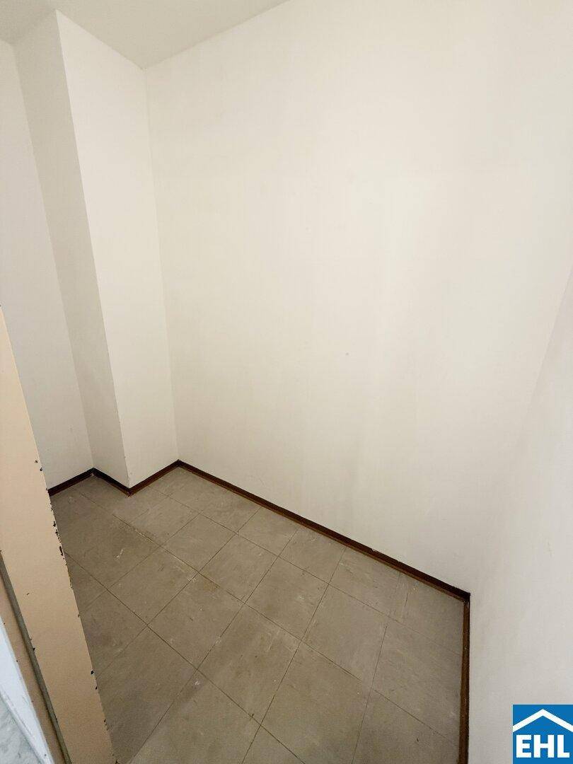 Praktischer Abstellraum mit Fliesenboden für zusätzlichen Stauraum.
