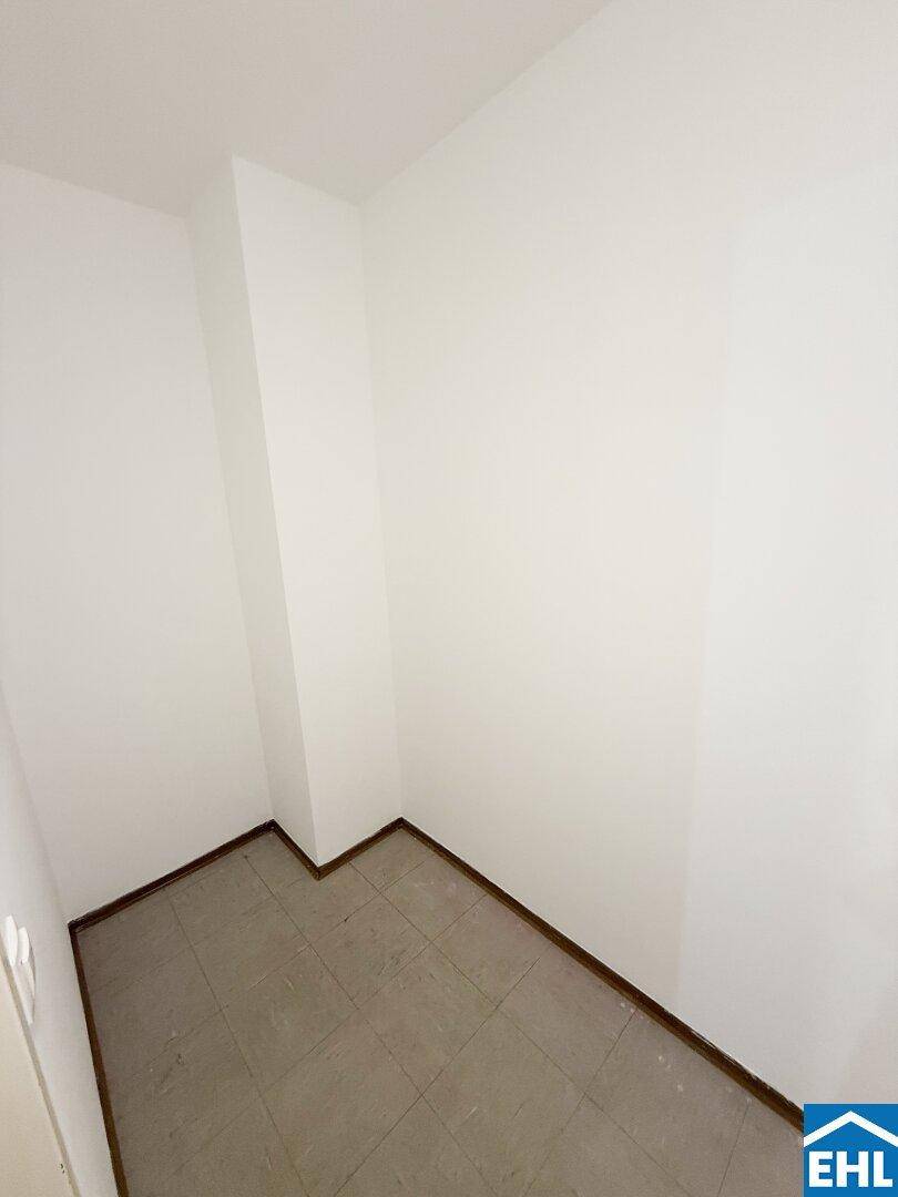 Kleiner Abstellraum mit Fliesenboden, ideal für zusätzlichen Stauraum in der Wohnung.
