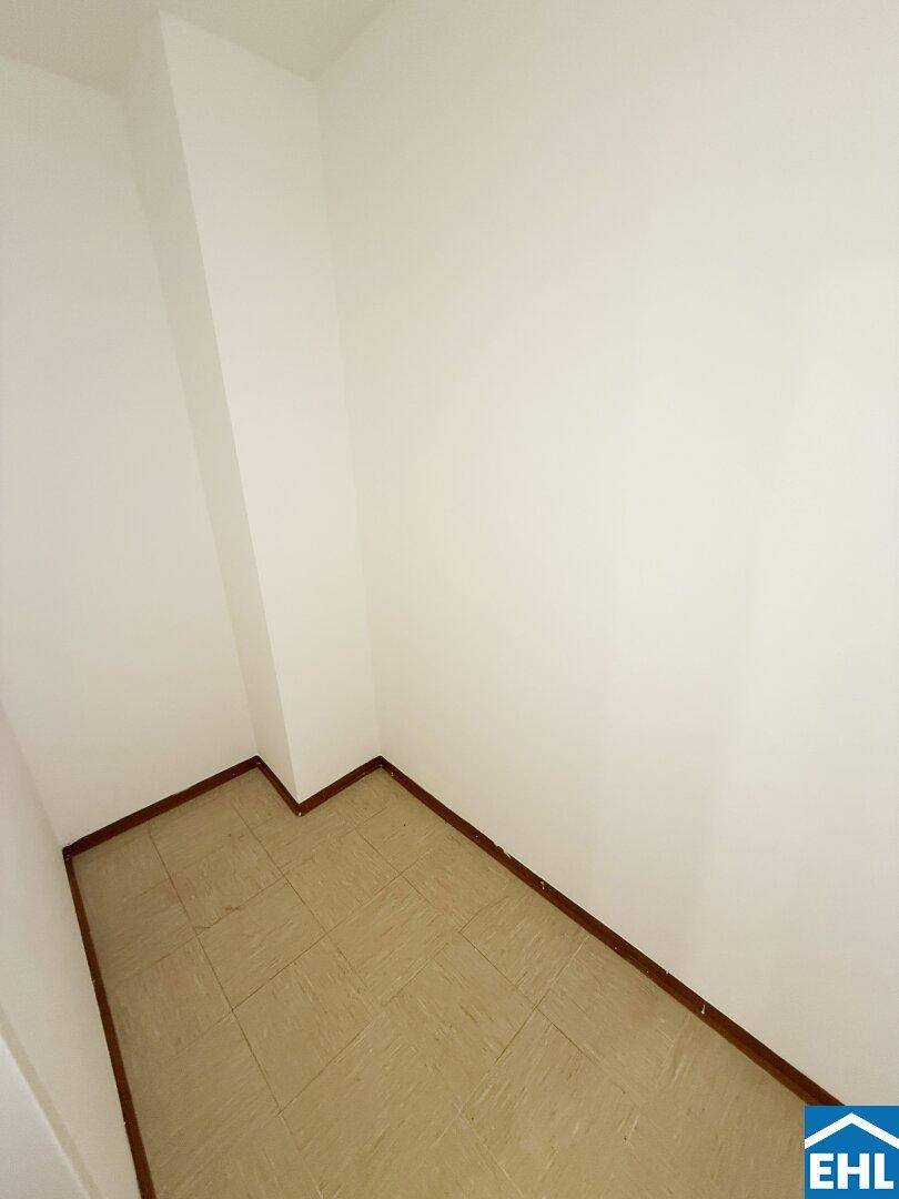 Kleiner, leerer Abstellraum mit Linoleumboden, ideal für zusätzlichen Stauraum.