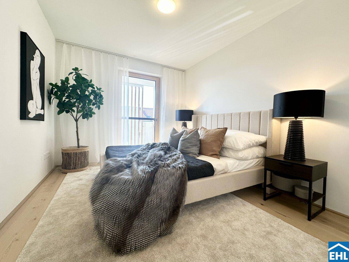 Elegantes Schlafzimmer mit großem Bett, Nachttischen und Zugang zum Balkon.