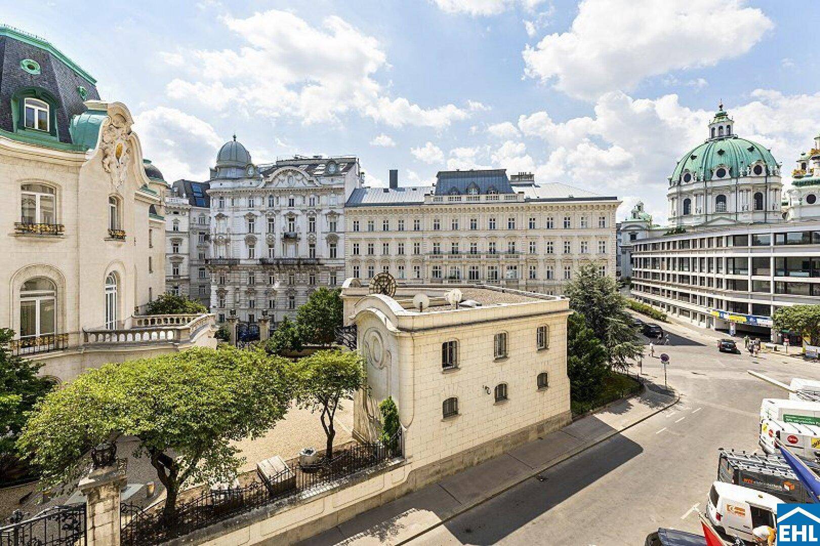 Panoramablick auf die historische Stadtarchitektur mit grünen Dächern und belebten Straßen.