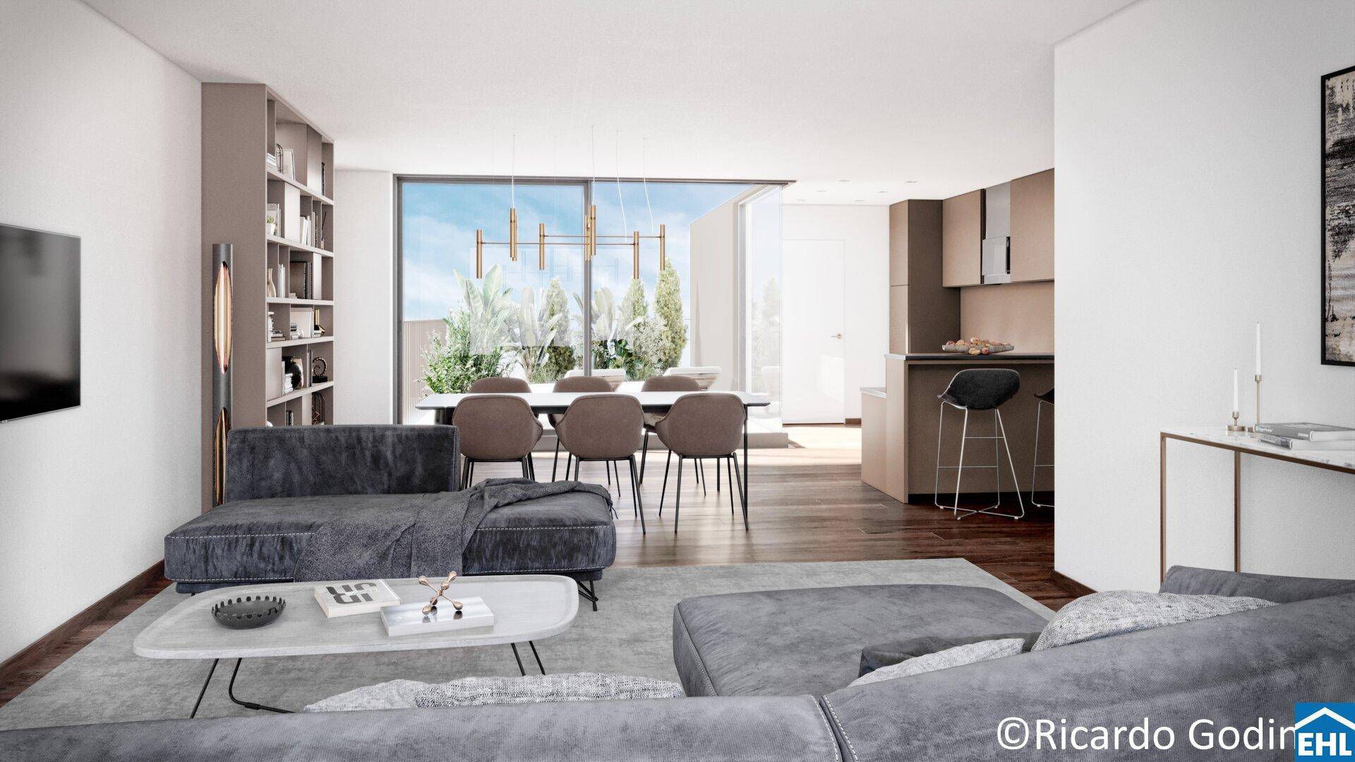 Moderner offener Wohnbereich mit großem Sofa, Bücherregal und Blick auf den Essbereich und die Terrasse.