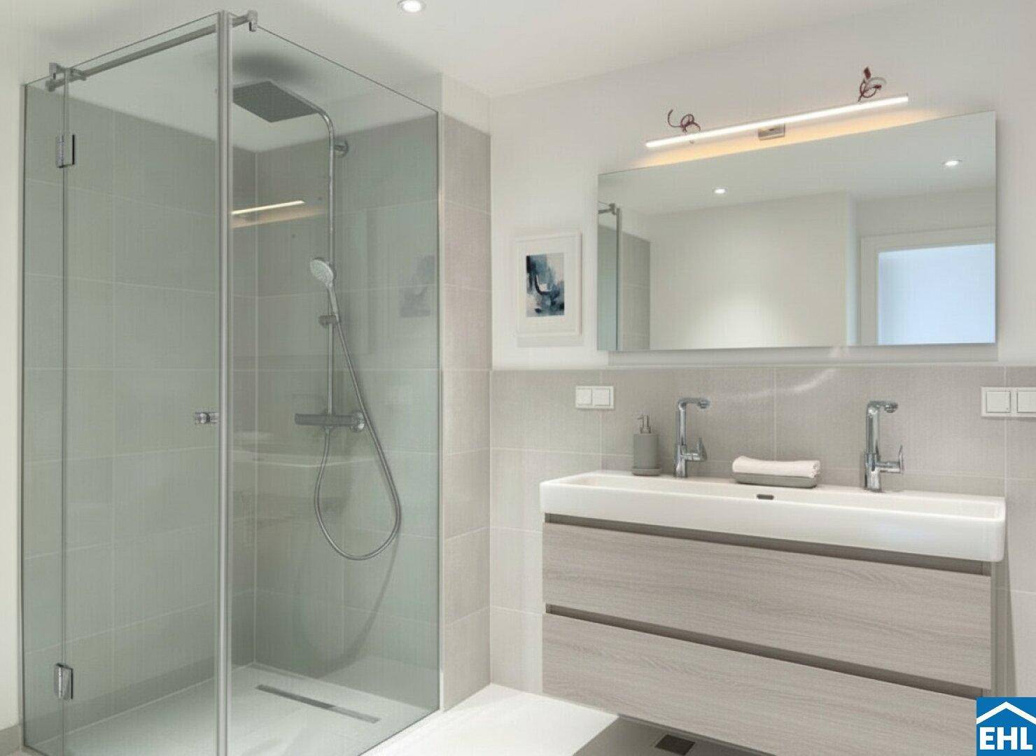 Modernes Badezimmer mit begehbarer Dusche, Doppelwaschbecken und eleganten Fliesen.