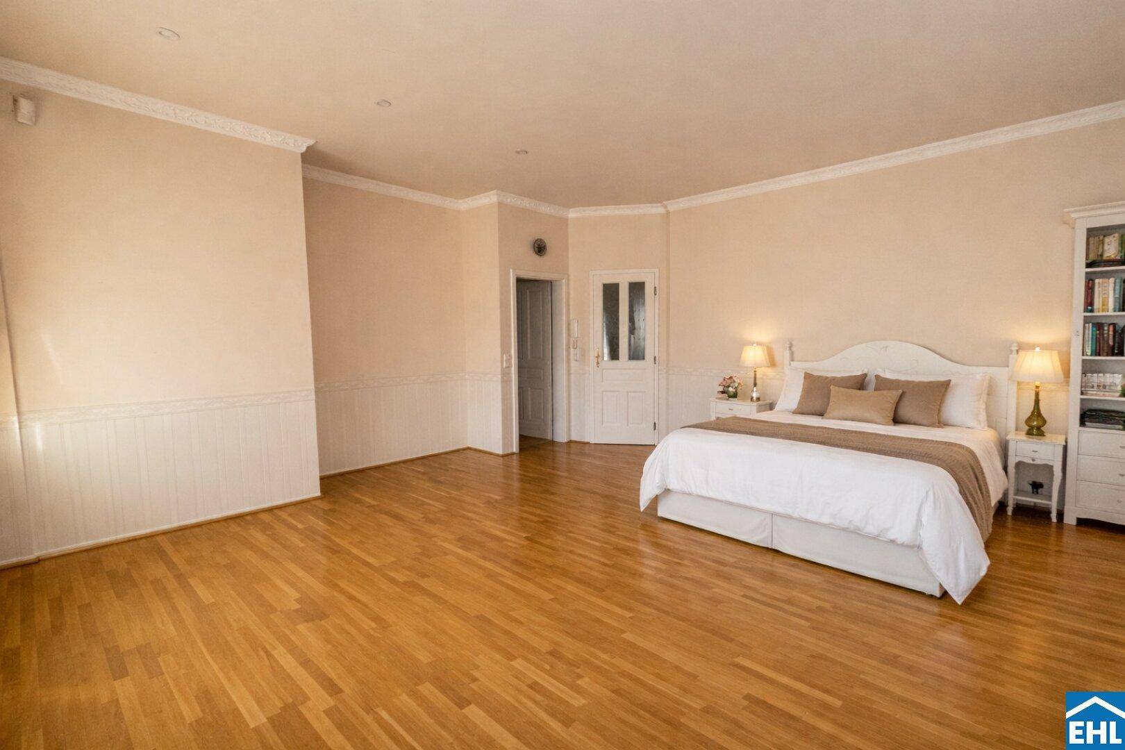 Geräumiges Schlafzimmer mit Parkettboden, klassischer Einrichtung und viel Platz.