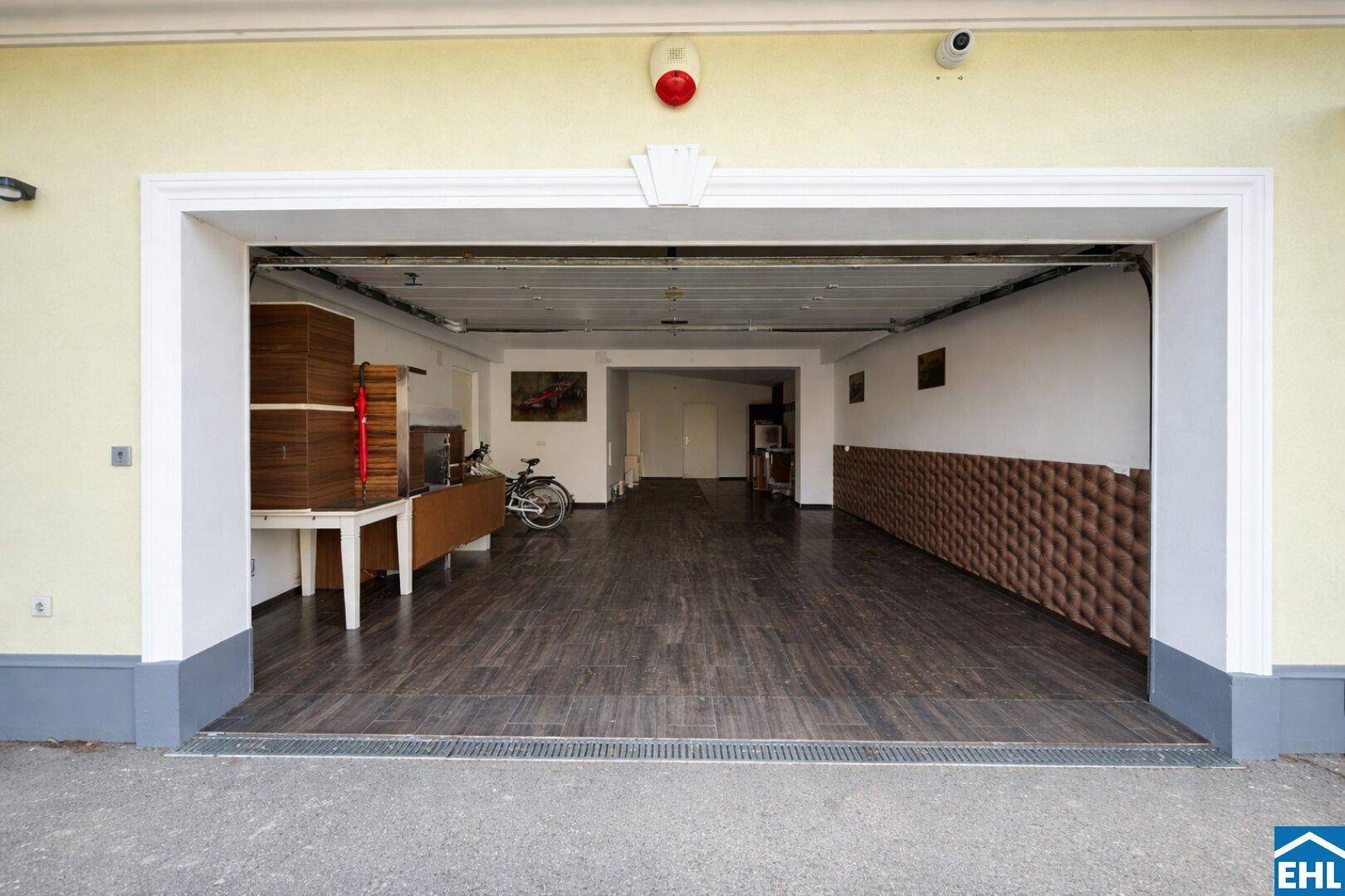 Geräumige Garage mit viel Stauraum, Fahrrad und direktem Zugang zum Haus.
