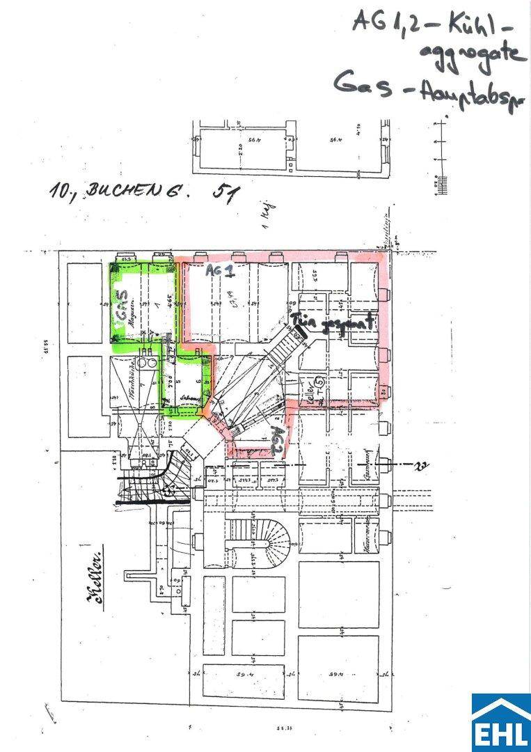 Handgezeichneter Grundriss eines Kellergeschosses mit verschiedenen Räumen und Treppen.