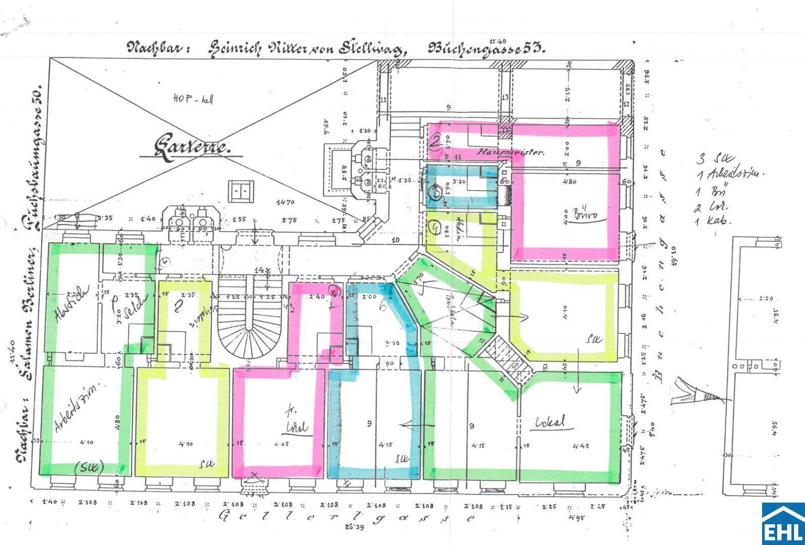 Ein historischer, handgezeichneter Grundriss mit farbigen Markierungen, der die Raumaufteilung eines Gebäudes zeigt.