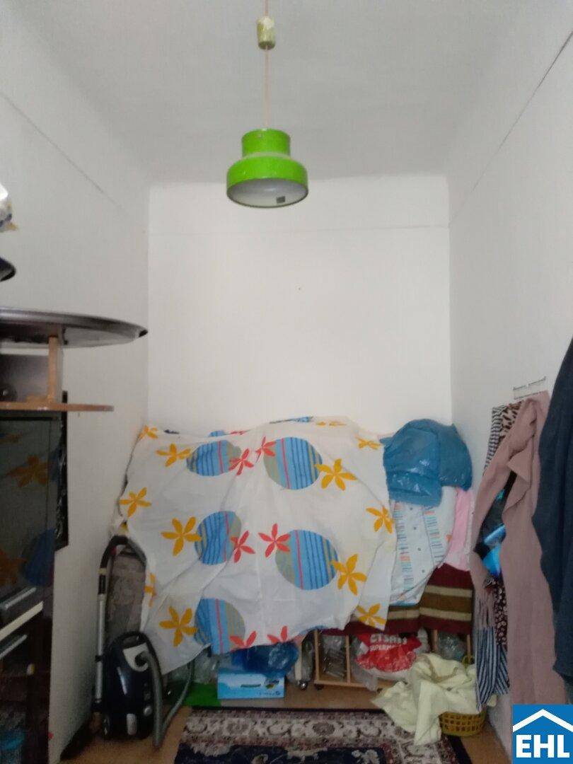 Kleiner Raum, der als Abstellkammer oder Lagerfläche genutzt wird.