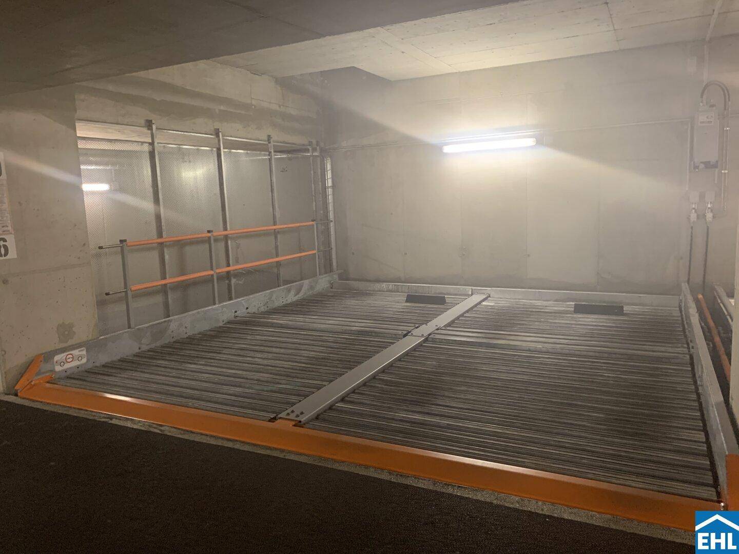 Detailansicht des automatischen Parkliftsystems in der Tiefgarage.