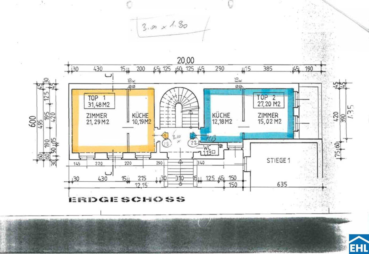 Grundriss des Erdgeschosses mit zwei Wohneinheiten, Küchen und Treppenhaus.