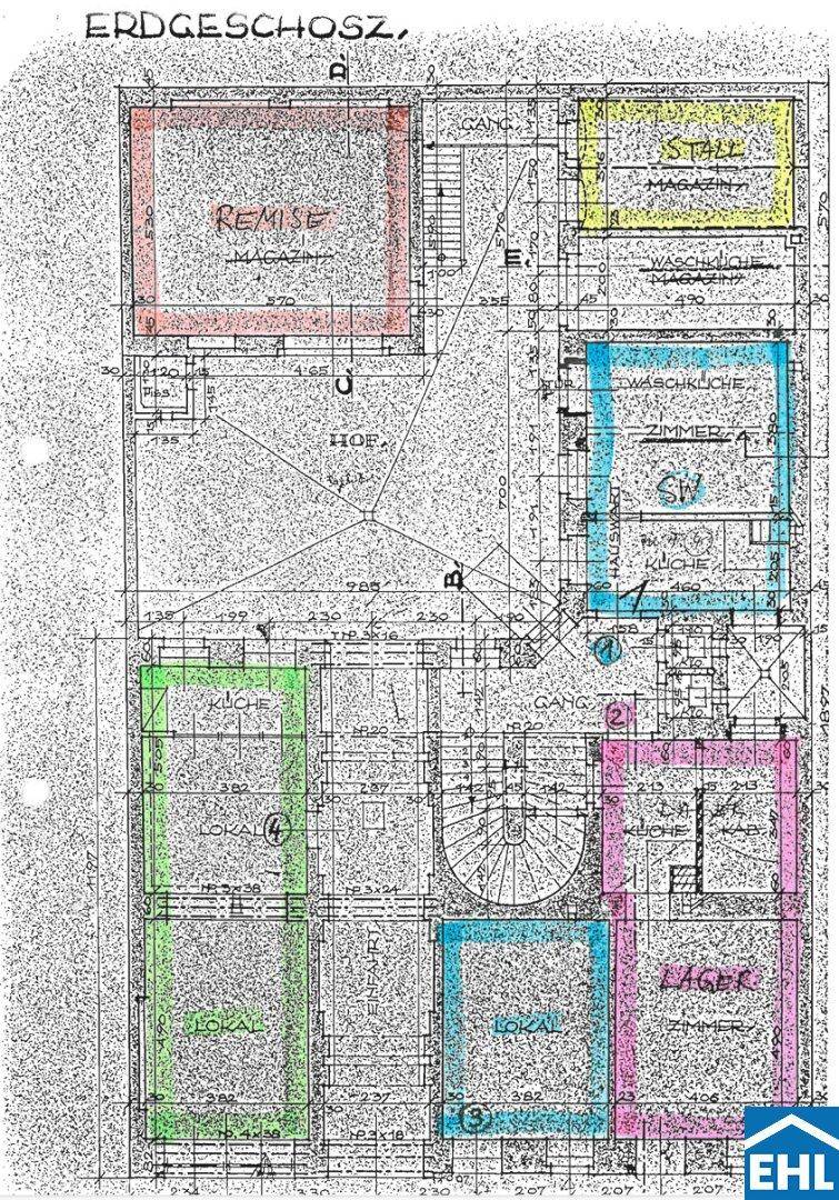 Grundriss des Erdgeschosses mit verschiedenen Räumen, einem Hof und einer Wendeltreppe.