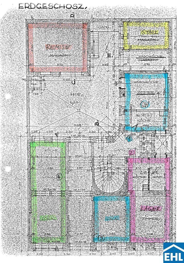 Grundriss des Erdgeschosses mit verschiedenen Räumen, einem Innenhof und Treppenhaus.