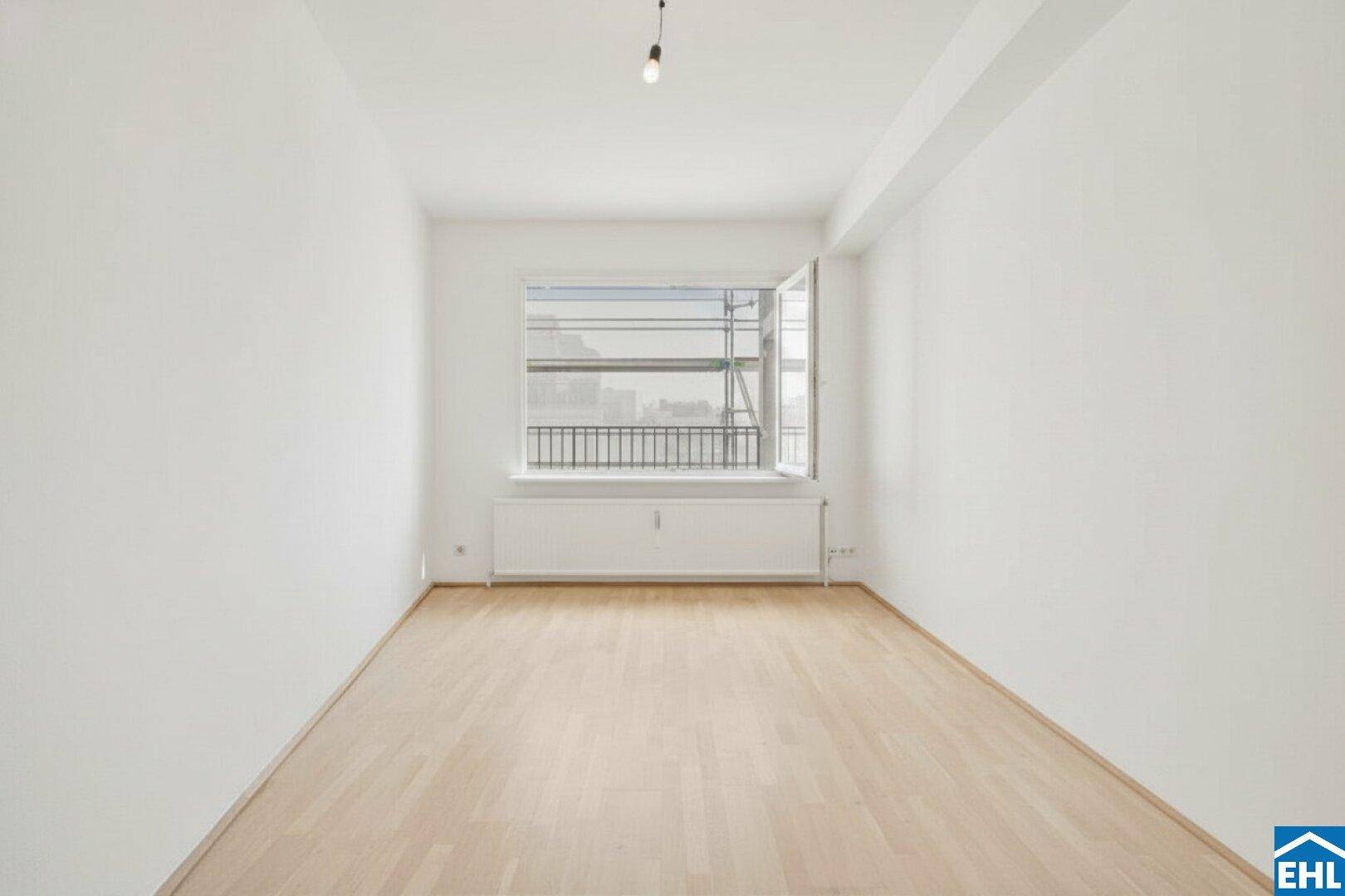 Schlafzimmer mit großem Fenster und Blick auf die Umgebung, ausgestattet mit Heizkörper unter dem Fenster.