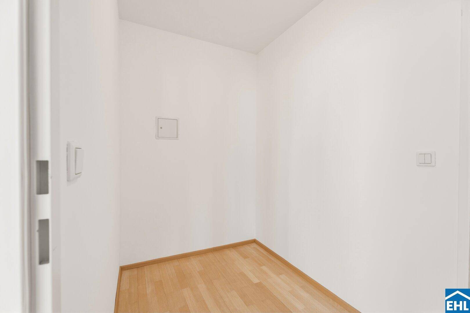 Kleiner, heller Raum mit Parkettboden, ideal als Abstellraum oder Garderobe.
