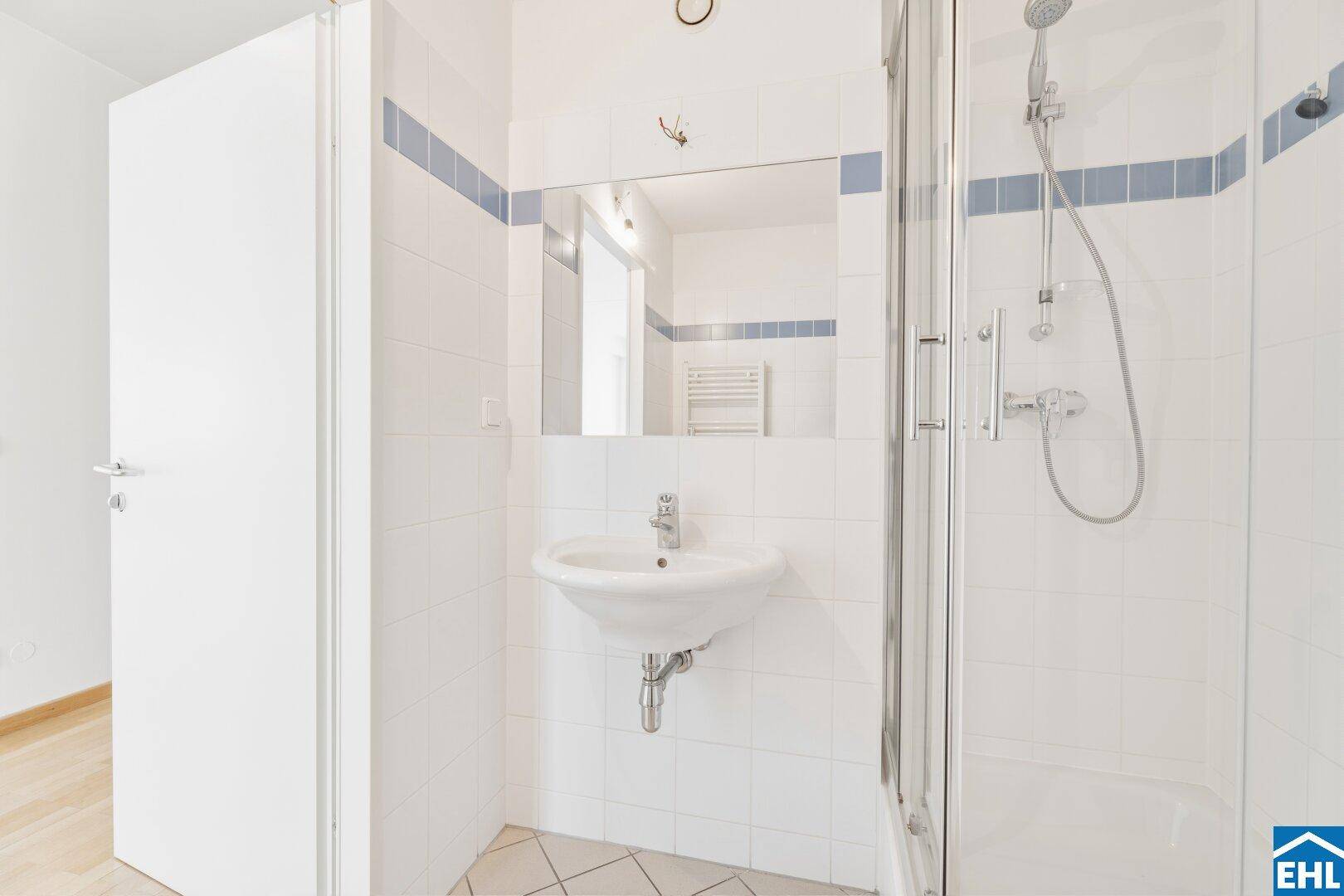 Funktionelles Badezimmer mit Duschkabine und Waschbecken.